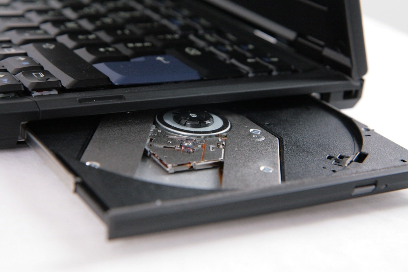 Как открыть дисковод на ноутбуке lenovo 330
